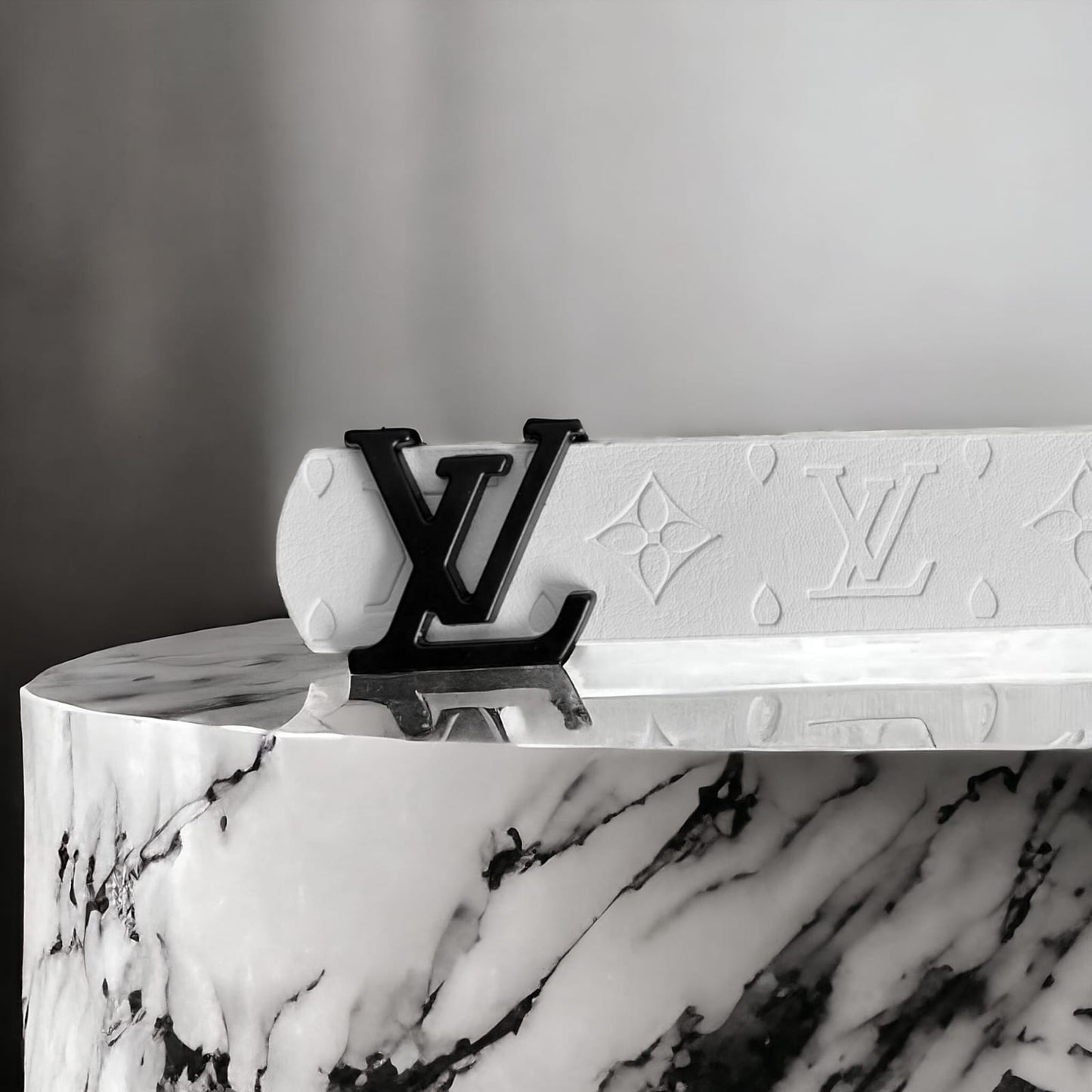 Curea LV White Graven Black